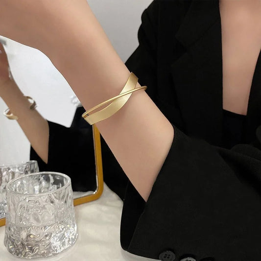 Light Luxury Matte Finish Mobius Bangle