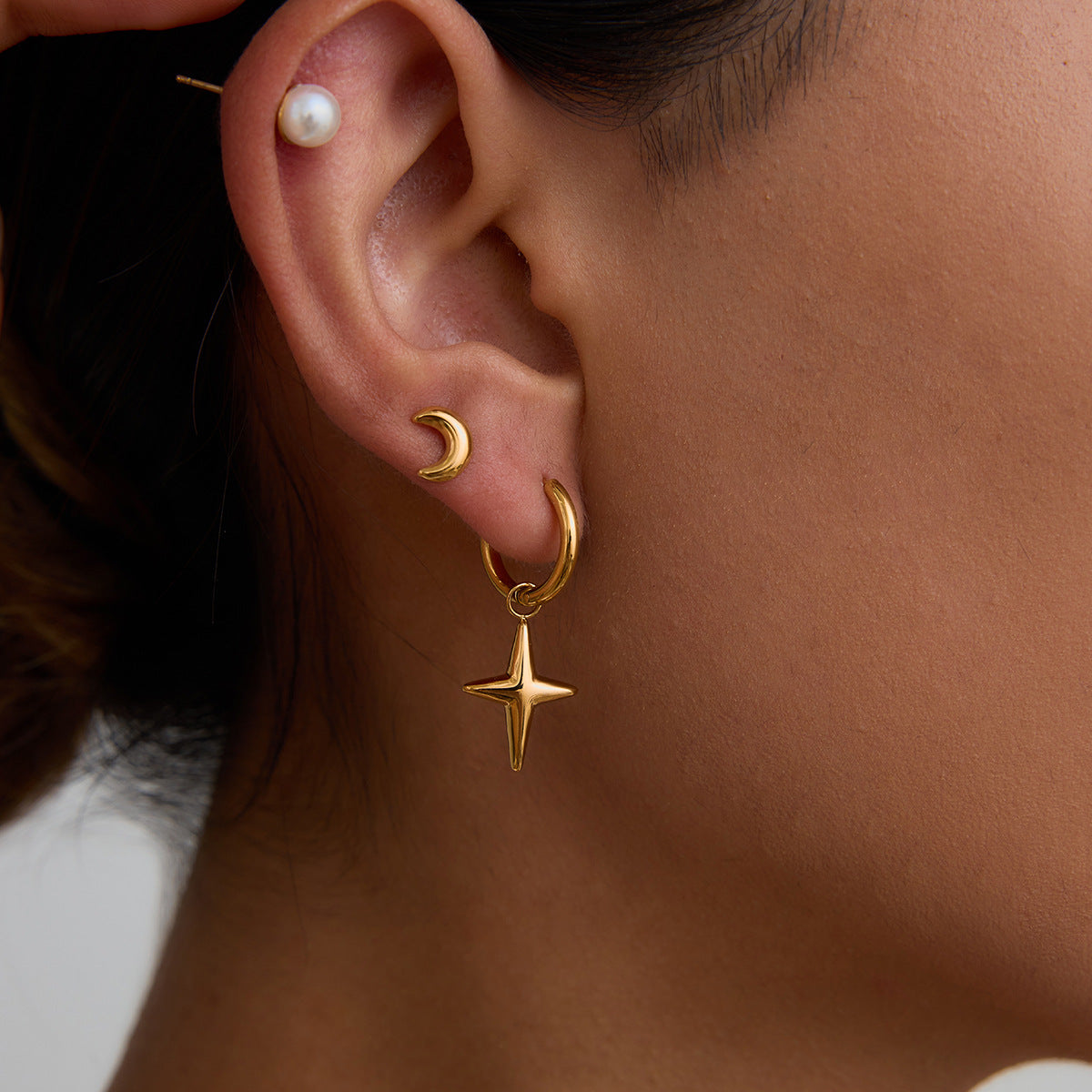 Vacation Conch Shell Mini Crab Studs