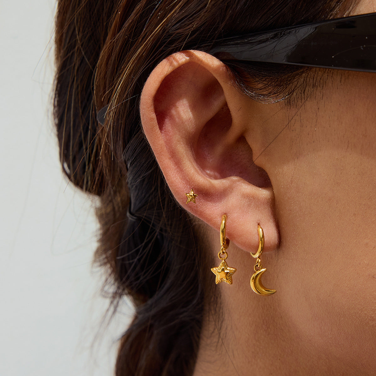 Vacation Conch Shell Mini Crab Studs