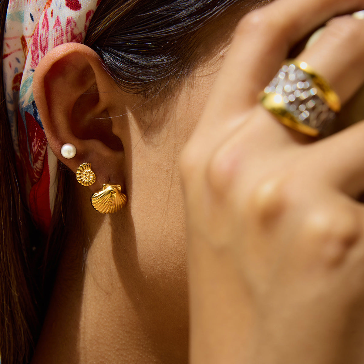 Vacation Conch Shell Mini Crab Studs
