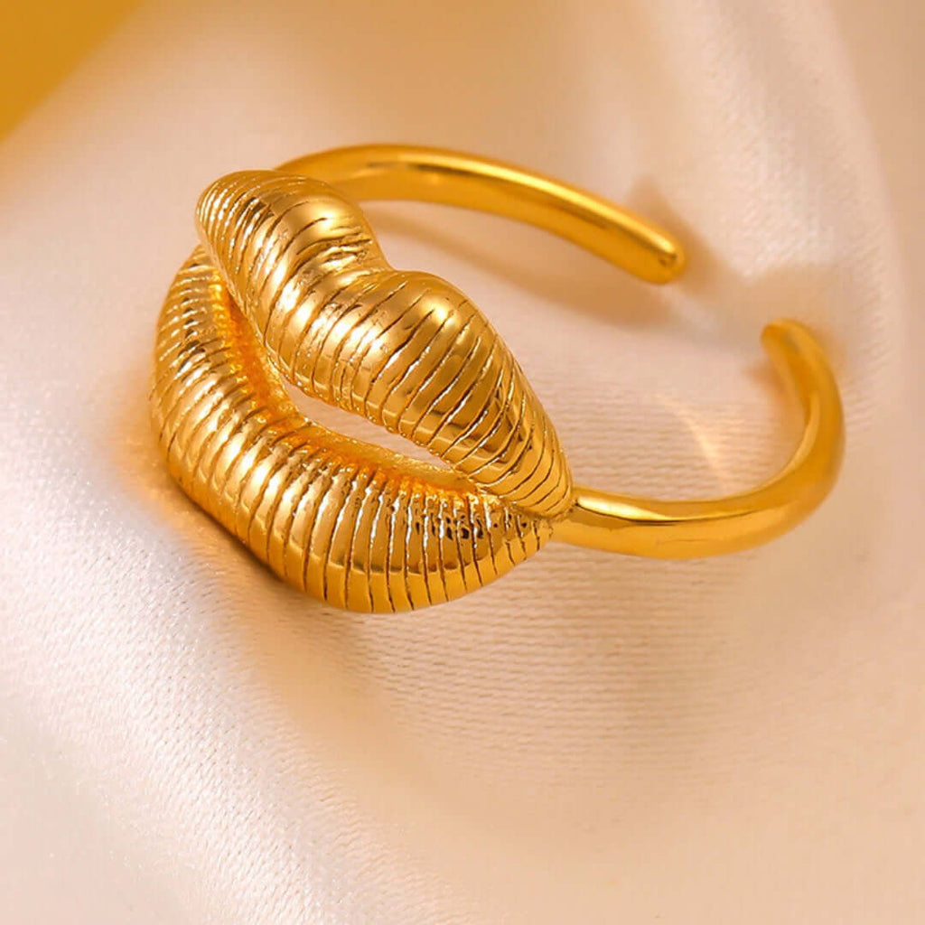 Quirky Kissing Lip Ring Stackable