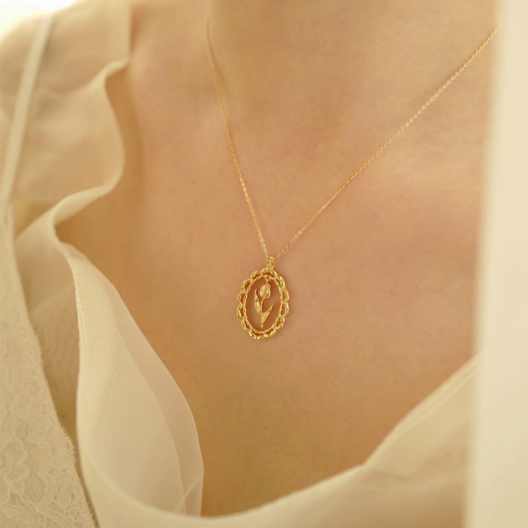 Gold Flower Pendant Necklace