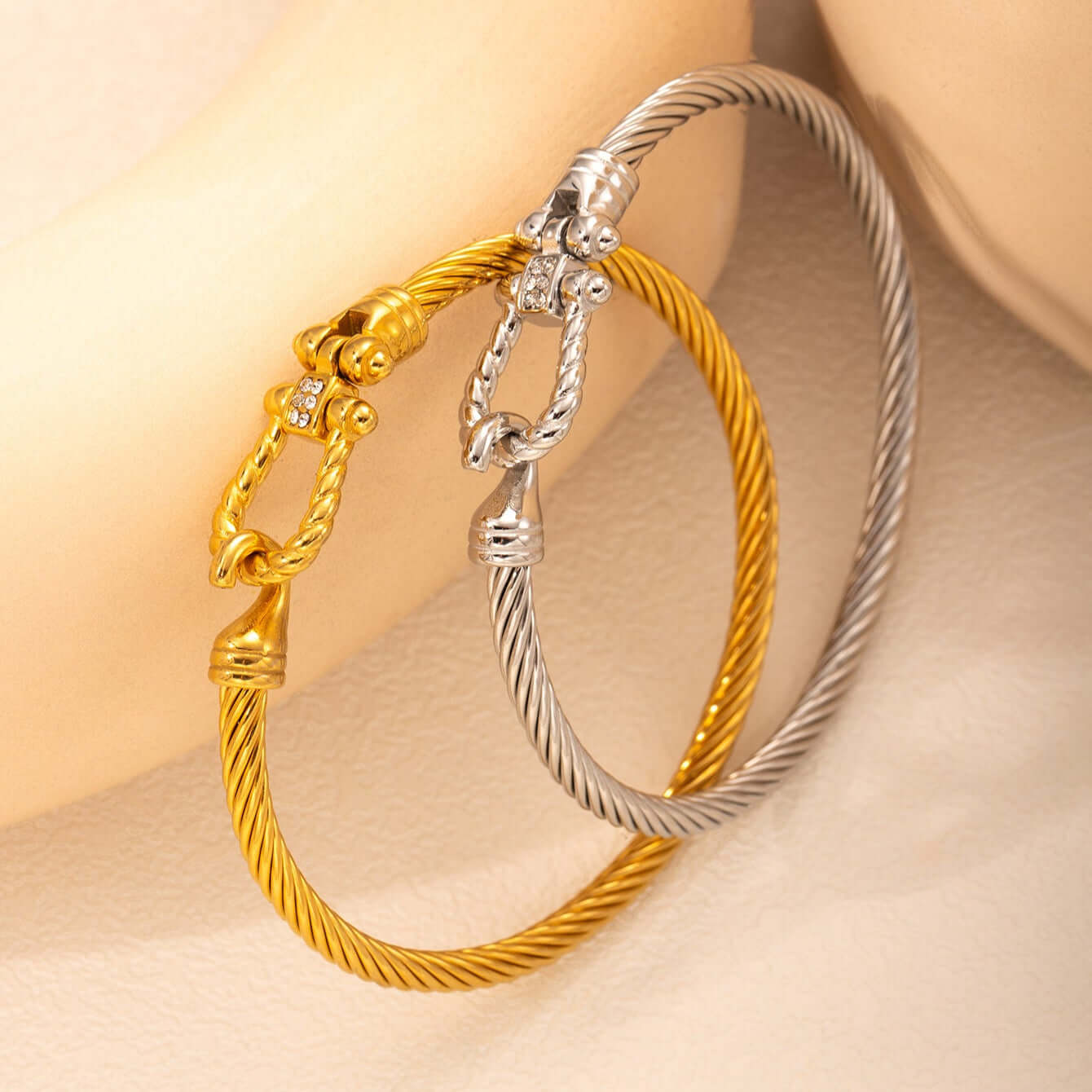 Minimal Triple Claw Ring