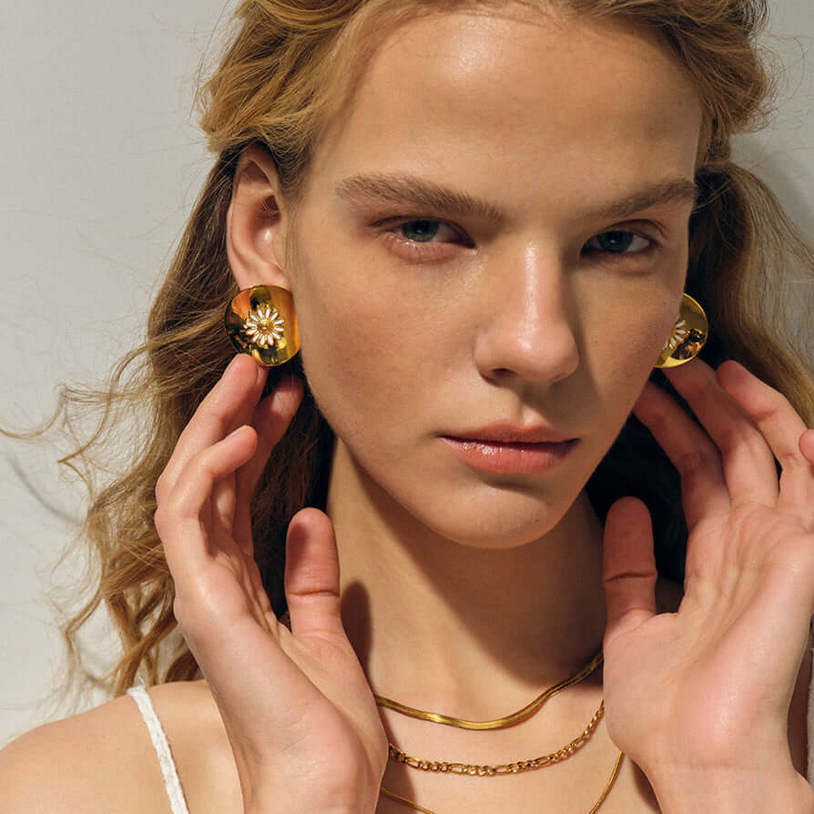 Metallic Oil Drip Daisy Stud Earrings