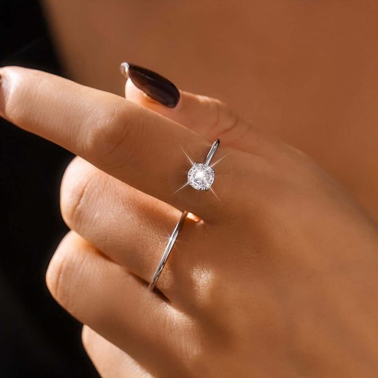 Solitaire Two Fingers Silver Spiral Ring