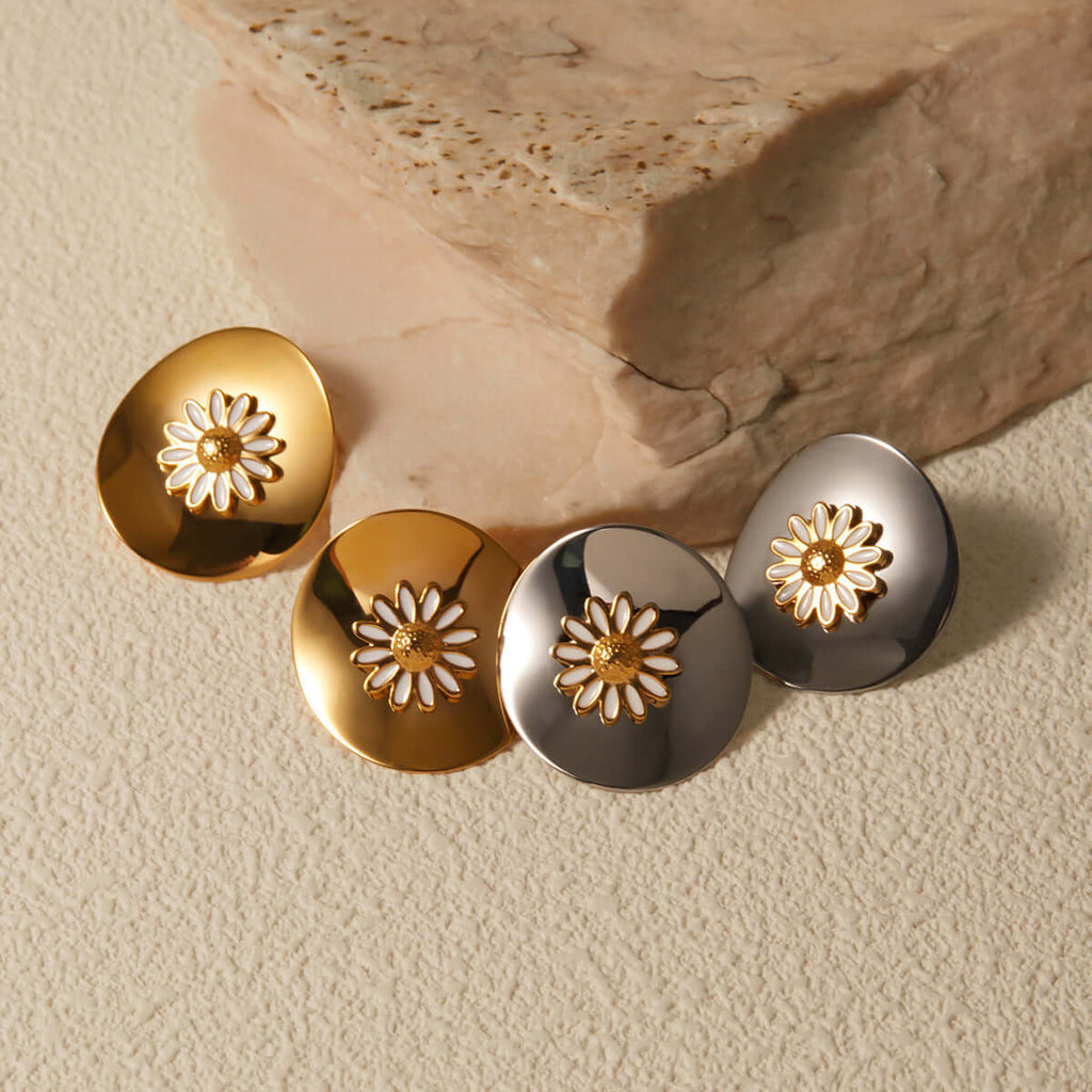 Metallic Oil Drip Daisy Stud Earrings