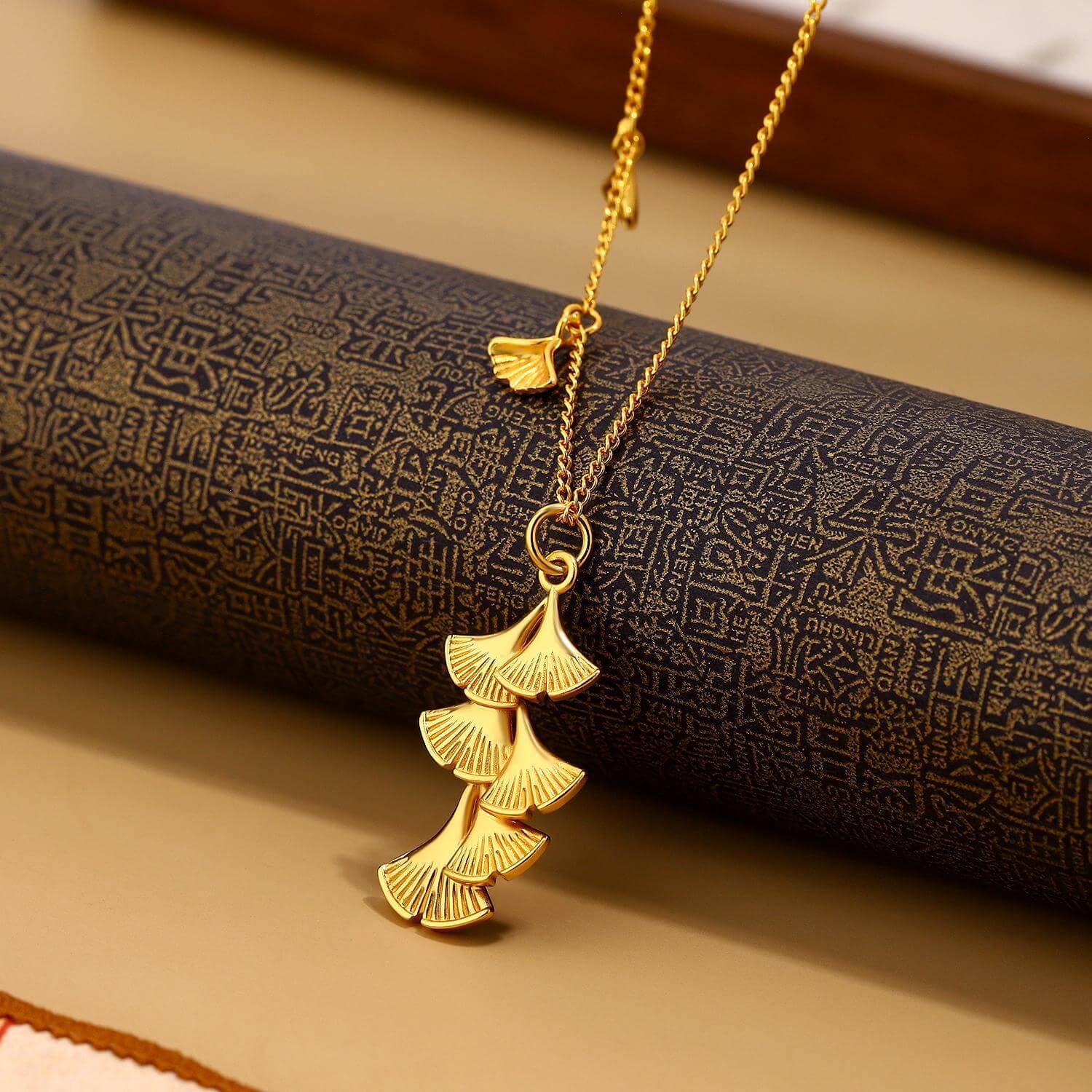 Luxury Ginkgo Leaf Sideway Chain Necklace
