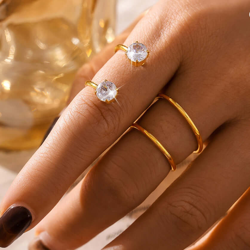 Solitaire Two Fingers Gold Spiral Ring