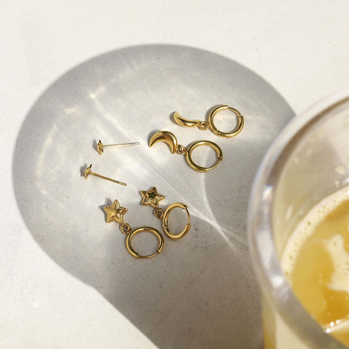 Vacation Conch Shell Mini Crab Studs