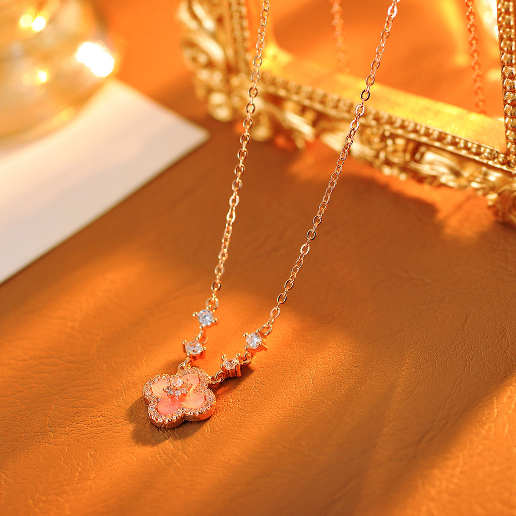 Conch Shell Clover Necklace