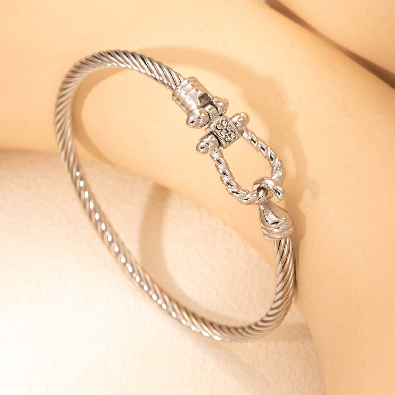 Minimal Triple Claw Ring