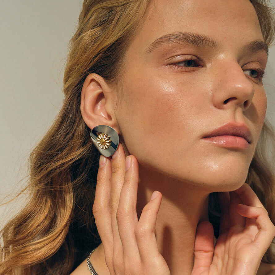 Metallic Oil Drip Daisy Stud Earrings