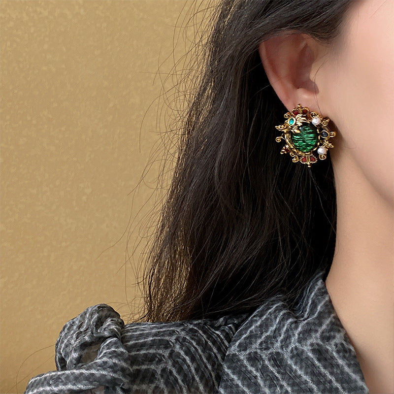 Vintage_Crown_Pearl_Green_Resin_Earrings